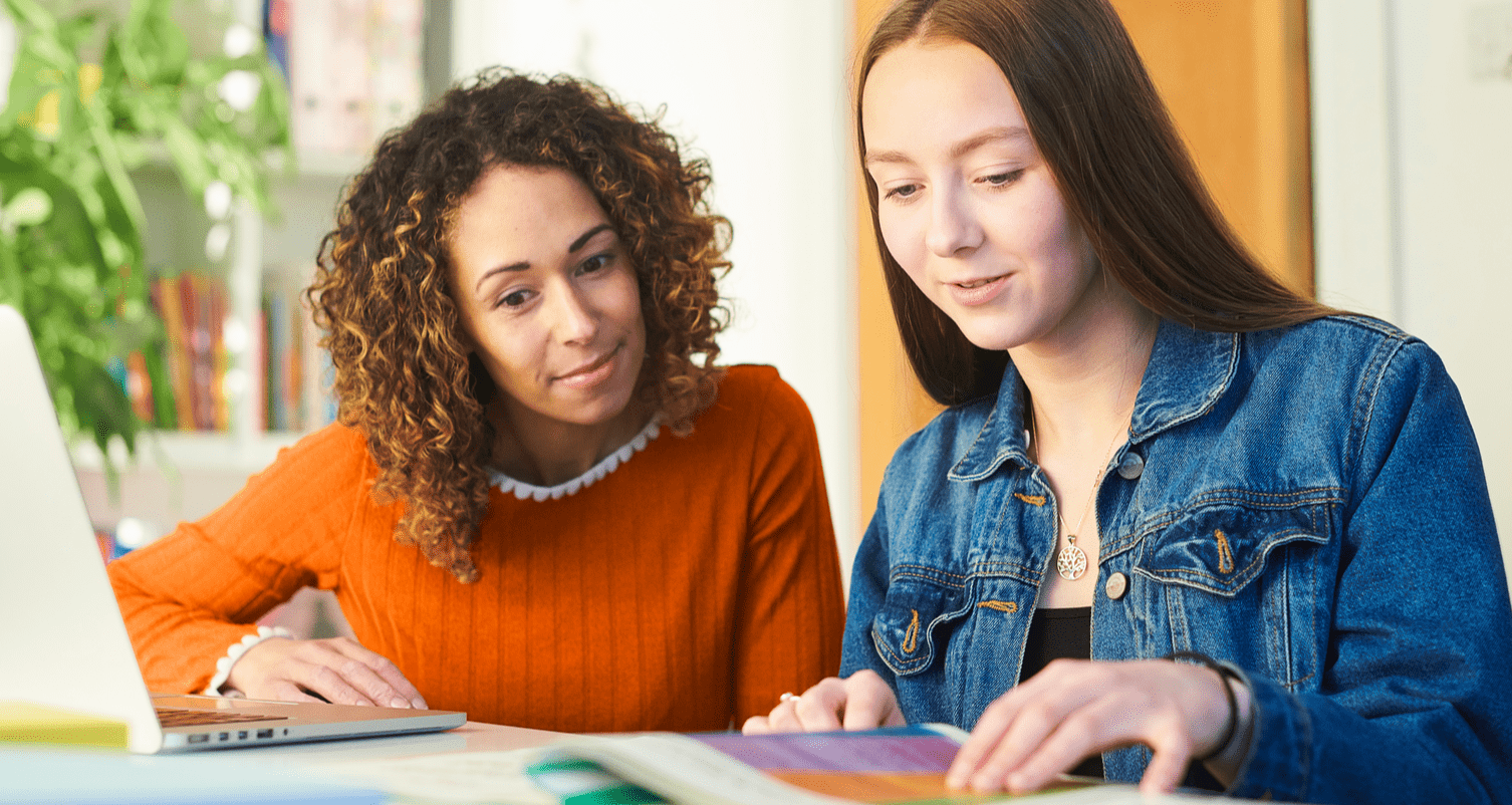 Teacher-talking-with-teenage-student