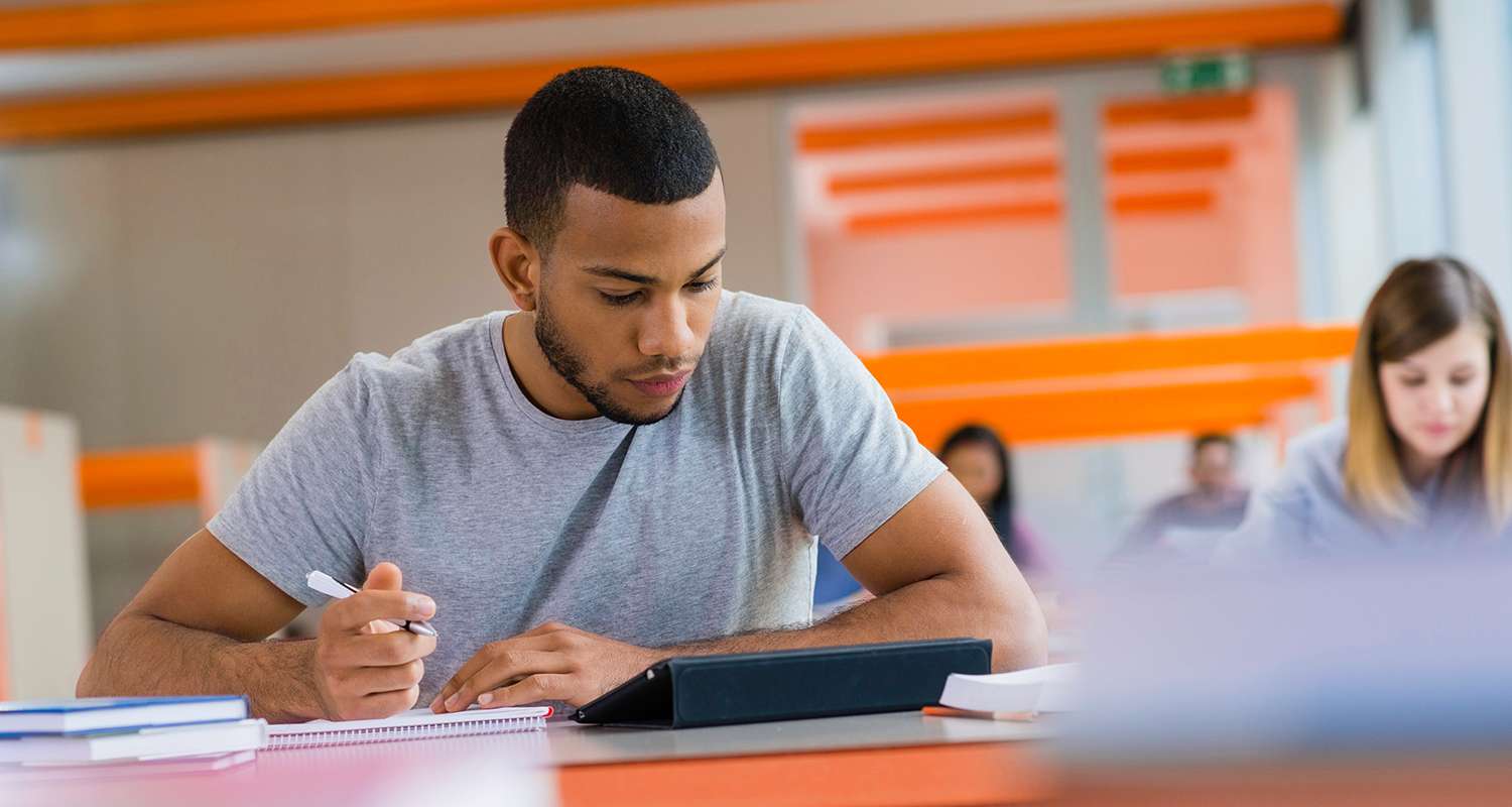 Teen-reading-from-a-tablet-in-study-hall